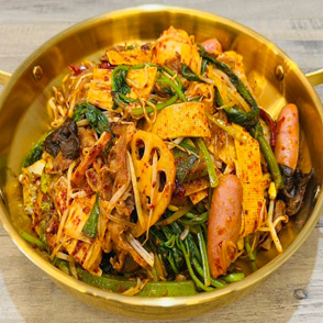 Restaurant Cheff mounting a dish